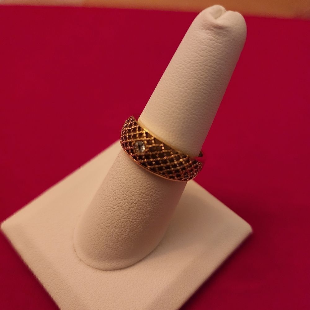 Avon Vintage Signed Gold Plated Band Ring with Rhinestone Size 8